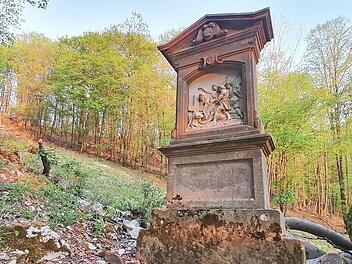 Von der Erlachkapelle im Stadtpark Ebermannstadt führt ein Fußweg hinauf Richtung Wallerwarte zur "offenen Kapelle". Entlang der Strecke zeigen Sandsteintafeln (1883 geweiht) den Leidensweg Christi.  Foto: Andreas Hofbauer