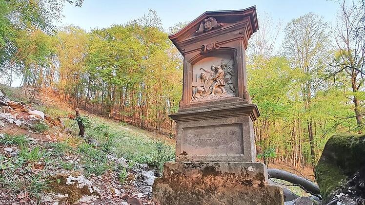 Von der Erlachkapelle im Stadtpark Ebermannstadt führt ein Fußweg hinauf Richtung Wallerwarte zur "offenen Kapelle". Entlang der Strecke zeigen Sandsteintafeln (1883 geweiht) den Leidensweg Christi.  Foto: Andreas Hofbauer