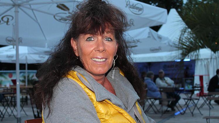 Carmen Simon aus Reiterswiesen: "Ich habe früher, auch weil ich von meiner Familie sehr geprägt war, immer nach Partei gewählt. Aber seitdem das alles mit dem Ex-Oberbürgermeister Karl-Heinz Laudenbach rausgekommen ist, weiß ich nicht so richtig, wen ich wählen soll." Die Verwaltungsangestellte ist im Hinblick auf die anstehenden Wahlen verunsichert. Im Lokalen weiß sie, woran sie sich orientiert: "In Bad Kissingen schaue ich nicht nach der Partei, das ist eine Sympathiewahl."