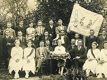 Das Bild entstand bei der Fahnenweihe 1921. Grund zur Freude eigentlich, auch wenn damals die Mitglieder und Festdamen reichlich ernst dreinblickten. Am Wochenende kann der TSV Aidhausen nun sein 100-jähriges Bestehen feiern.  Repro: Schmidt