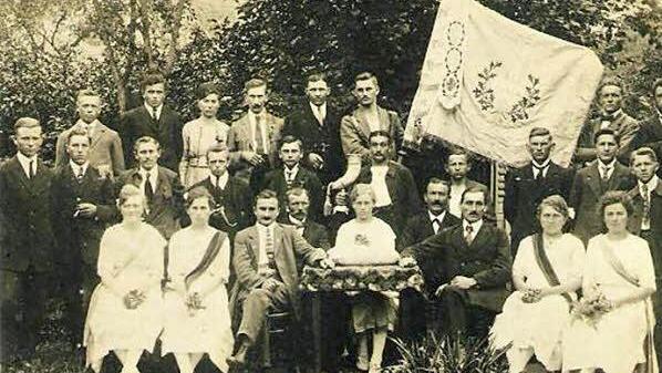 Das Bild entstand bei der Fahnenweihe 1921. Grund zur Freude eigentlich, auch wenn damals die Mitglieder und Festdamen reichlich ernst dreinblickten. Am Wochenende kann der TSV Aidhausen nun sein 100-jähriges Bestehen feiern.  Repro: Schmidt