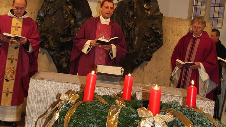 Weihbischof Herwig Gössl, Pater Godfryd Mizerski und Pfarrer Helmut Spindler zelebrierten die Messe. Foto: Sonja Adam
