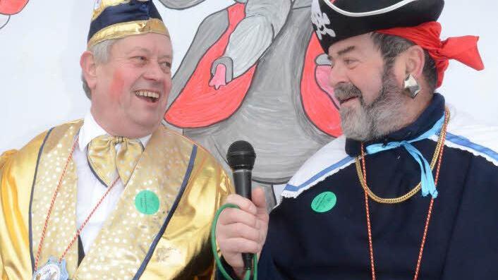 Die zwei DJs Ricky und Dieter (von links) moderierten den Faschingsumzug und sorgten mit fetziger Musik für tolle Stimmung.