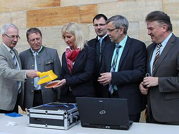 Achtung, der Teller strahlt: Der Chef des Strahlenschutzlabors in Steinenhausen, Ulrich Kratzel (links), demonstriert der bayerischen Umweltministerin Ulrike Scharf ein mobiles Messgerät, das die uranhaltige Farbe auf dem Teller erkennt. Weiter im Bild, von rechts: Landrat Klaus Peter Söllner, der Leiter des Landesamts für Umwelt in Steinenhausen, Klaus Buß, Landtagsabgeordneter Martin Schöffel und Oberbürgermeister Henry Schramm.  Foto: Stephan Tiroch