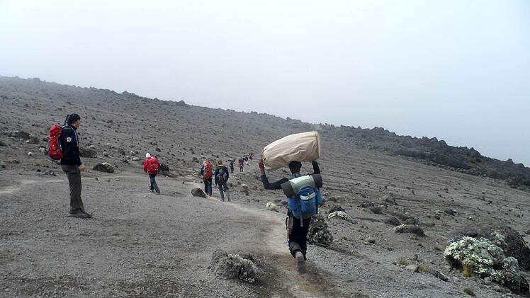 Aufstieg zum Barafu Camp in 4640 Metern Höhe, einen Tag vor dem Gipfelsturm.