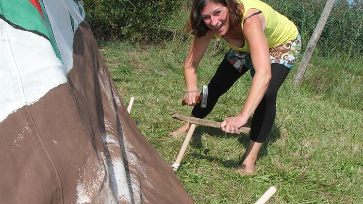 Sabine Förtsch-Hartmann hilft natürlich mit. Sie schließt damit ihre Ausbildung zur Naturpädagogin ab.