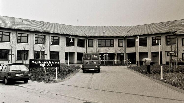 Ende der 1980er Jahr wurde die Mauritiusschule in Ahorn errichtet. In dem architektonisch klar gegliederten Gebäude werden in zwölf Klassen rund 100 Kinder unterrichtet. Foto: Archiv