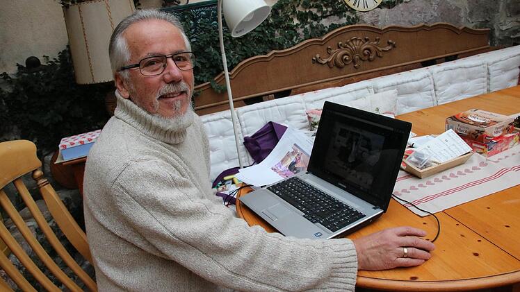 Reinhard Beichel bei der Durchsicht der Bilder aus Afrika. Foto: Ralf Ruppert