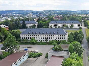 Von oben und mit dicht belaubten Bäumen sieht das BGS-Gelände noch gut aus. Doch die Bausubstanz hat durch den langen Leerstand gelitten. Foto: Volkmar Franke/www.hochbild-design.de