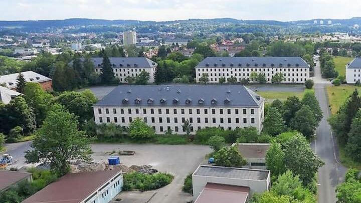 Von oben und mit dicht belaubten Bäumen sieht das BGS-Gelände noch gut aus. Doch die Bausubstanz hat durch den langen Leerstand gelitten. Foto: Volkmar Franke/www.hochbild-design.de