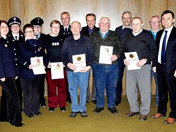 Bei der Wallenfelser Feuerwehr gab es Ehrungen. Vorsitzende Carolin Wicklein (Zweite von links) zeichnete zusammen mit Bürgermeister Jens Korn (rechts) zahlreiche langjährige Mitglieder aus. Das Bild zeigt (von links) Schriftführerin Daniela Weiß, Carmen Weiß (25), Zweiter Vorsitzenden Florian Weiß, Jutta Haderdauer (25), Thomas Förner (40), Hans Köstner (50), Karl-Heinz Hader (50), Hans Weiß (60), Heinrich Stöcker (50), Raimund Müller (60) und Hans Köstner (60). Foto: privat