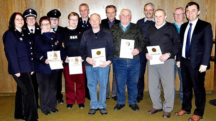 Bei der Wallenfelser Feuerwehr gab es Ehrungen. Vorsitzende Carolin Wicklein (Zweite von links) zeichnete zusammen mit Bürgermeister Jens Korn (rechts) zahlreiche langjährige Mitglieder aus. Das Bild zeigt (von links) Schriftführerin Daniela Weiß, Carmen Weiß (25), Zweiter Vorsitzenden Florian Weiß, Jutta Haderdauer (25), Thomas Förner (40), Hans Köstner (50), Karl-Heinz Hader (50), Hans Weiß (60), Heinrich Stöcker (50), Raimund Müller (60) und Hans Köstner (60). Foto: privat
