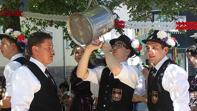 Wenn die Burschen aus der Gießkanne trinken  Foto: Veronika Schadeck