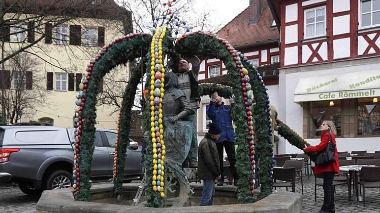 Aus dem Georgsbrunnen wird der Osterbrunnen.   Foto: Richard Sänger