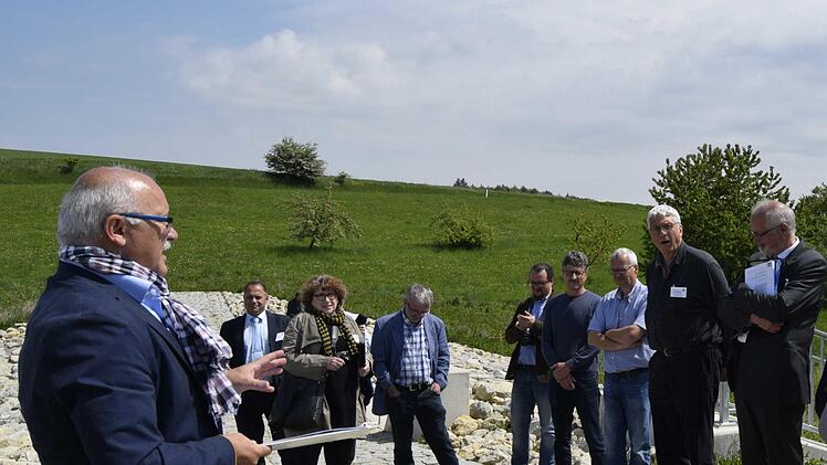 Pius Schmelzer (links) bezeichnete den Hochwasserdamm am Scheubelgraben als wichtigen Baustein zum Hochwasserschutz.