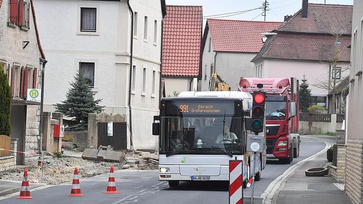 So wie hier in Kötsch wird der Verkehr bei den Baustellen auf der B 22 in dieser Woche geregelt. Alle Fotos: Ronald Rinklef