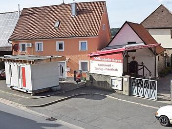 Die Grillbude an der Hauptstraße - direkt beim Eingang zum Kirchengelände (rechts) - war seit Wochen ein großes Thema in Melkendorf. Jetzt ist der Problemdöner wieder weg, ohne dass ein einziges Fleischbrötchen verkauft worden wäre.  Foto: Archiv/Achim Zeitler