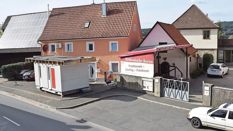Die Grillbude an der Hauptstraße - direkt beim Eingang zum Kirchengelände (rechts) - war seit Wochen ein großes Thema in Melkendorf. Jetzt ist der Problemdöner wieder weg, ohne dass ein einziges Fleischbrötchen verkauft worden wäre.  Foto: Archiv/Achim Zeitler