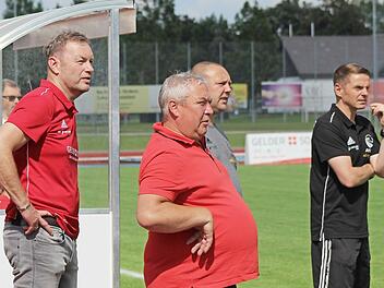 Christian Tremel (links) zieht ab sofort als Sportlicher Leiter die Fäden bei den Vestekickern. Rechts Landesligatrainer Lars Müller, im Vordergrund Betreuer Henry Knie und dahinter Co-Trainer David Reich