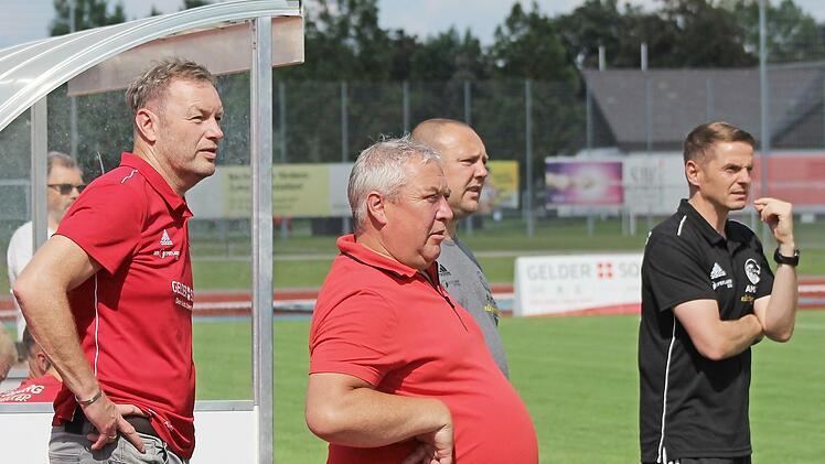 Christian Tremel (links) zieht ab sofort als Sportlicher Leiter die Fäden bei den Vestekickern. Rechts Landesligatrainer Lars Müller, im Vordergrund Betreuer Henry Knie und dahinter Co-Trainer David Reich