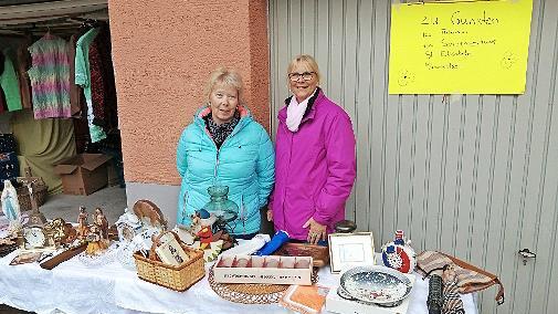 Rosemarie Pfister (links) und Britta Bildhauer verkauften beim Hofflohmarkt in Weichtungen zu Gunsten der Bewohner des Seniorenzentrums St. Elisabeth in Münnerstadt.