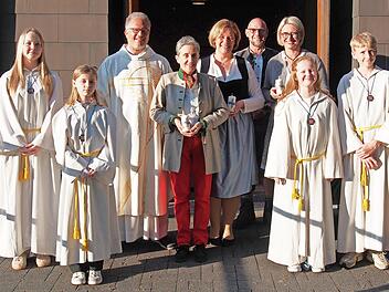 Pfarrer Lars Rebhan mit dem Pfarrgemeinder&auml;ten Cornelia Kreutner, Sandra Ultsch, Jochen Bauer, Nadja Mrosek und den Ministranten vor der Pfarrkirche St. Michael.