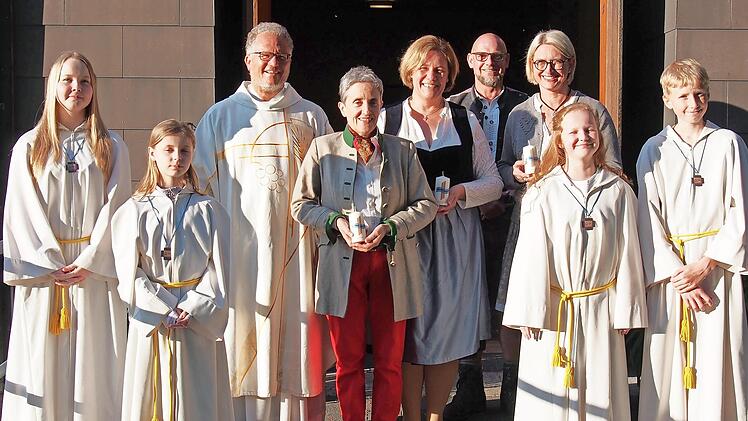 Pfarrer Lars Rebhan mit dem Pfarrgemeinder&auml;ten Cornelia Kreutner, Sandra Ultsch, Jochen Bauer, Nadja Mrosek und den Ministranten vor der Pfarrkirche St. Michael.
