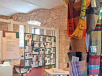 Pers&ouml;nliche Geschichten von Menschen, die bis heute mit textilen Materialien arbeiten, machen in der Sonderausstellung deutlich, wie vielf&auml;ltig und aktuell das Thema Handarbeit ist. Josefine Gl&ouml;ckner/Museen Schloss Aschach