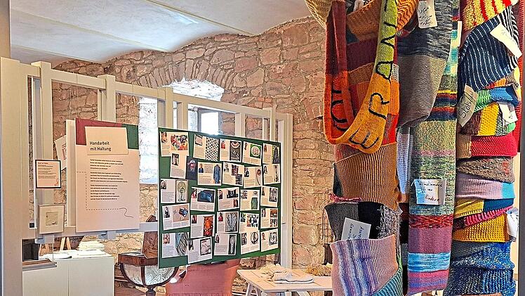 Pers&ouml;nliche Geschichten von Menschen, die bis heute mit textilen Materialien arbeiten, machen in der Sonderausstellung deutlich, wie vielf&auml;ltig und aktuell das Thema Handarbeit ist. Josefine Gl&ouml;ckner/Museen Schloss Aschach
