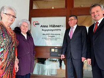 Awo-Ortsvereinsvorsitzende Wiltrud Burger, die Jubilarin, Awo-Kreisvorsitzender Oskar Schmidt und Bürgermeister Werner Diersch (von links) vor dem Eingang der neuen "Anna-Hübner-Begegnungsstätte" in der Trebgaster Bahnhofsstraße. Foto: Dieter Hübner