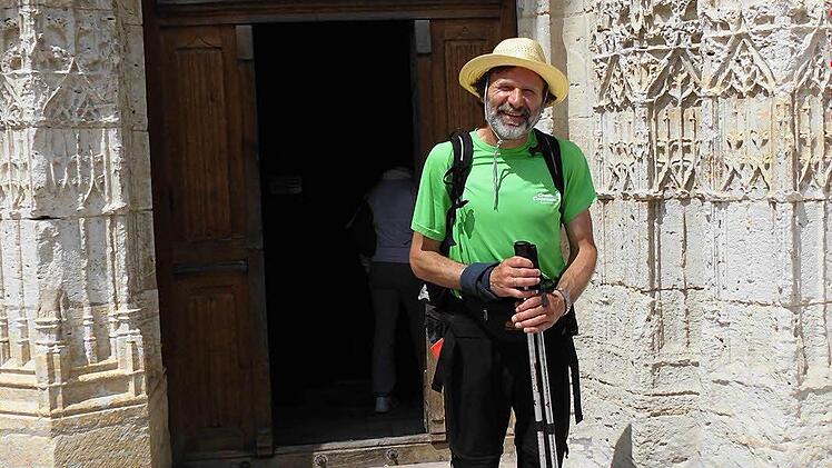 Wie viele Kathedralen Helmut Böhnlein auf seinem Weg nachSantiago de Compostela besucht hat, weiß er selbst nicht - hier besichtigt er die Kathedrale in Condom in Frankreich
