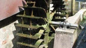Das intakte Mühlrad der Teichmühle Steinwiesen