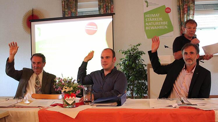 Sie leiten den neuen Verein, von links: Helmut Weilbach, Benedikt Schmitt und Manfred Reinhart. Dahinter steht Winfried Zeck, der die Versammlung moderierte. Foto: Klaus Schmitt
