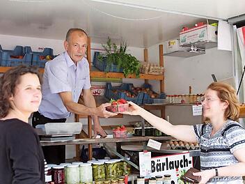Erich Reichelt stellt seinen mobilen Obst- und Gemüsestand zur Probe in Weitramsdorf auf. Die Kunden nehmen das Angebot gern an. Foto: Katja Nauer