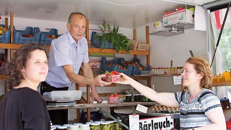 Erich Reichelt stellt seinen mobilen Obst- und Gemüsestand zur Probe in Weitramsdorf auf. Die Kunden nehmen das Angebot gern an. Foto: Katja Nauer
