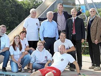 Die Mitglieder der Thurnauer Wasserwacht freuen sich über ihre Auszeichnung. Unser Bild zeigt (vorne, von links): Frank Buchert, Thea Schelter-Kolb, Jeannette Kurz, Corinna Hahn und Thorsten König sowie (hinten, von links) Bertram Holhut, Hans Schwender, Bürgermeister Martin Bernreuther, stellvertretenden Landrat Jörg Kunstmann, Heinz Schnauder und Kreis- und Bezirksrat Klaus Förster. Foto: Katharina Müller-Sanke