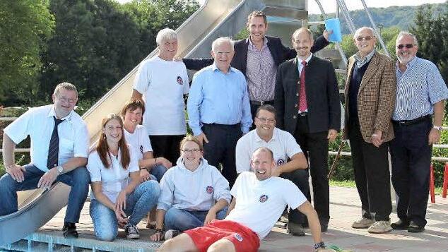 Die Mitglieder der Thurnauer Wasserwacht freuen sich über ihre Auszeichnung. Unser Bild zeigt (vorne, von links): Frank Buchert, Thea Schelter-Kolb, Jeannette Kurz, Corinna Hahn und Thorsten König sowie (hinten, von links) Bertram Holhut, Hans Schwender, Bürgermeister Martin Bernreuther, stellvertretenden Landrat Jörg Kunstmann, Heinz Schnauder und Kreis- und Bezirksrat Klaus Förster. Foto: Katharina Müller-Sanke