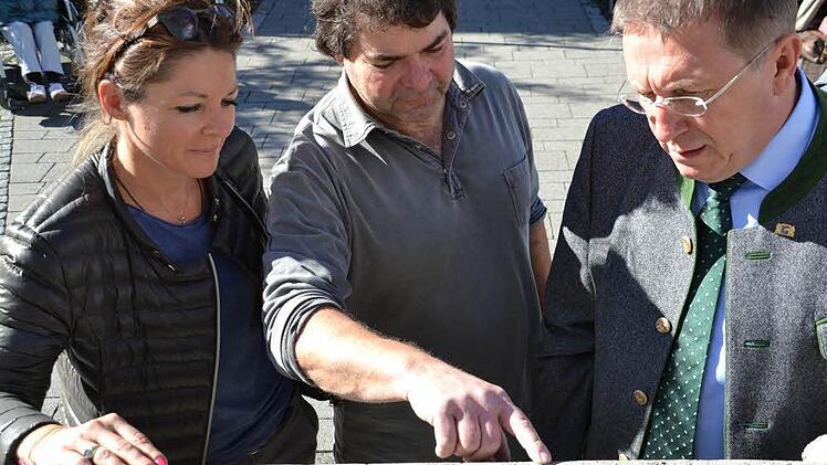 Abschlussbesprechung - von rechts: Oberbürgermeister Henry Schramm, Restaurator Uwe Franke und Restauratorin ris von Künßberg-Schmidt. Foto: Uschi Prawitz