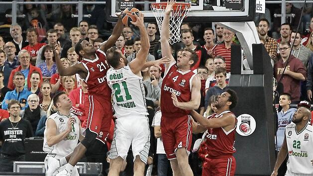 Auf dem Weg zum Korb wird der Istanbuler Center Oguz Savac (M.) von Darius Miller (l.) und Nicolo Melli gestoppt. Fotos: sportpress