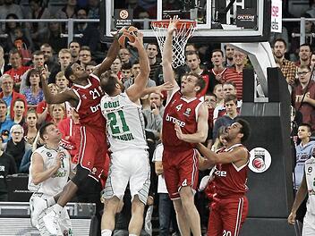 Auf dem Weg zum Korb wird der Istanbuler Center Oguz Savac (M.) von Darius Miller (l.) und Nicolo Melli gestoppt. Fotos: sportpress
