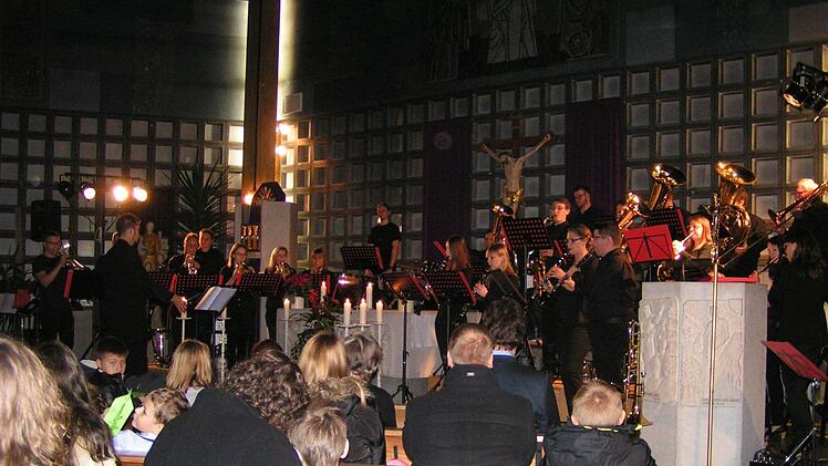 Das Blasorchester mit Dirigent Benedikt Seiler Foto: Heidi Amon