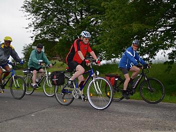 Die Mittwochsradler sind auch bei leichtem Nieselregen unterwegs, tragen entsprechende Regenbekleidung. Hier passieren Klaus Schmitt (von rechts), Lothar Brehm, Elmar Brehm und Horst Plenz den Feldweg an der Siebenschmerz-Kapelle. Foto: Kathrin Kupka-Hahn