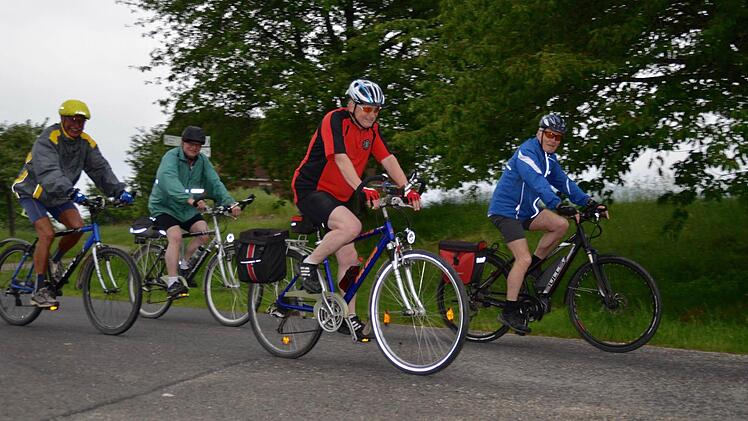 Die Mittwochsradler sind auch bei leichtem Nieselregen unterwegs, tragen entsprechende Regenbekleidung. Hier passieren Klaus Schmitt (von rechts), Lothar Brehm, Elmar Brehm und Horst Plenz den Feldweg an der Siebenschmerz-Kapelle. Foto: Kathrin Kupka-Hahn