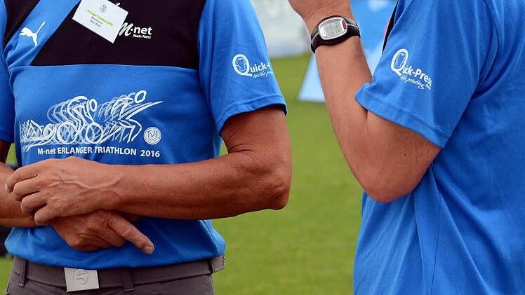 Michael Cipura vom Erlebnislauf-Team Fränkische Schweiz (li.) und Willi Wahl vom TSV Neuhaus führten wie seit Jahren gewohnt als Moderatoren durch den 26. Erlanger Triathlon und nahmen danach die Siegerehrungen in sämtlichen Altersklassen vor.  Foto: herzopress