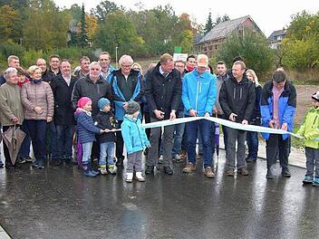 Kinder durften das blau-weiße Sperrband zum symbolischen Schnitt gemeinsam halten. Foto: Klaus Oelzner