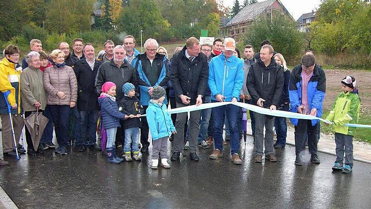 Kinder durften das blau-weiße Sperrband zum symbolischen Schnitt gemeinsam halten. Foto: Klaus Oelzner