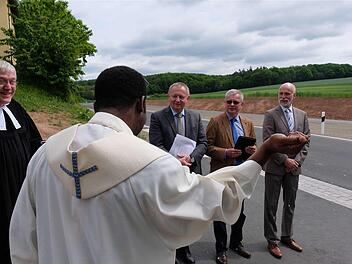 Den ökumenischen Kirchensegen gab es gemeinsam vom katholischen Pfarrer Dr. Blaise Opanachi aus Oberthulba und dem evangelischen Pfarrer Philipp Klein aus Bad Kissingen.  Foto: Gerd Schaar