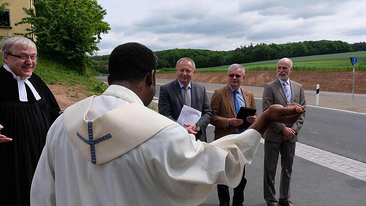 Den ökumenischen Kirchensegen gab es gemeinsam vom katholischen Pfarrer Dr. Blaise Opanachi aus Oberthulba und dem evangelischen Pfarrer Philipp Klein aus Bad Kissingen.  Foto: Gerd Schaar