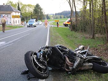 Schon wieder ein Motorradunfall: Bei M&uuml;nchberg im oberfr&auml;nkischen Kreis Hof hat sich schwerer Crash ereignet. Offenbar sind zwei Motorr&auml;der beteiligt, die genaue Lage ist noch unklar. NEWS5 / Fricke