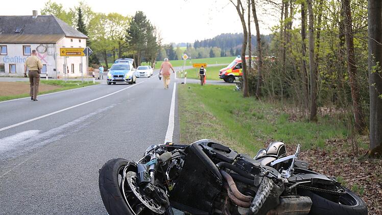 Schon wieder ein Motorradunfall: Bei M&uuml;nchberg im oberfr&auml;nkischen Kreis Hof hat sich schwerer Crash ereignet. Offenbar sind zwei Motorr&auml;der beteiligt, die genaue Lage ist noch unklar. NEWS5 / Fricke